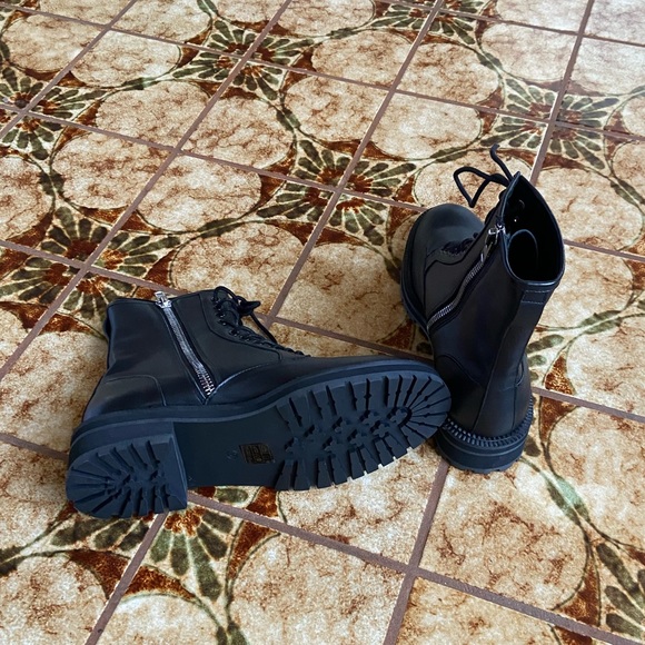 Urban Outfitters Combat Utility Boot, Black Leather, Side Zip - Picture 4 of 12